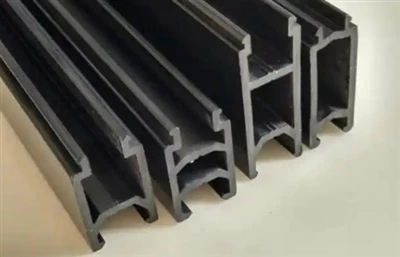 La extrusión de polímeros procesa materiales sintéticos.